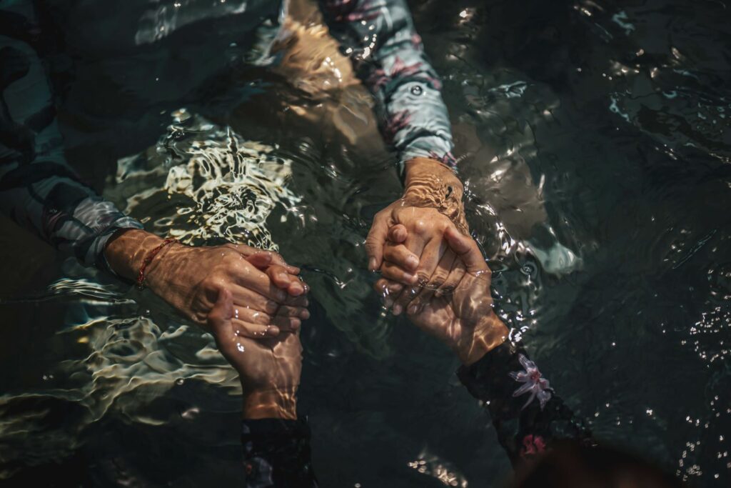mains dans les mains dans l'eau
